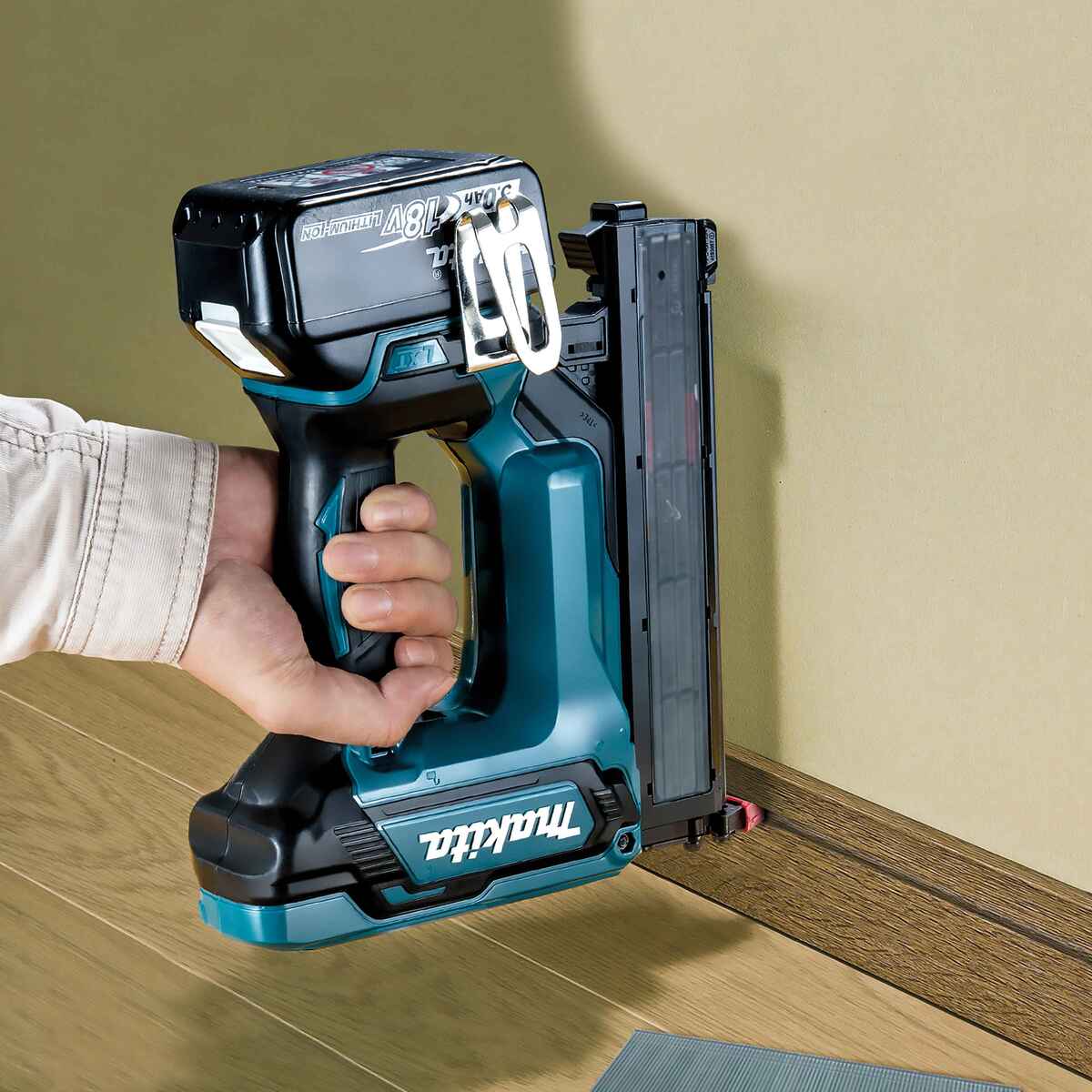 MAKITA akumulatorska spajalica/pištolj za čavle DFN350Z (18V, Li-ion, 35mm, bez baterije)