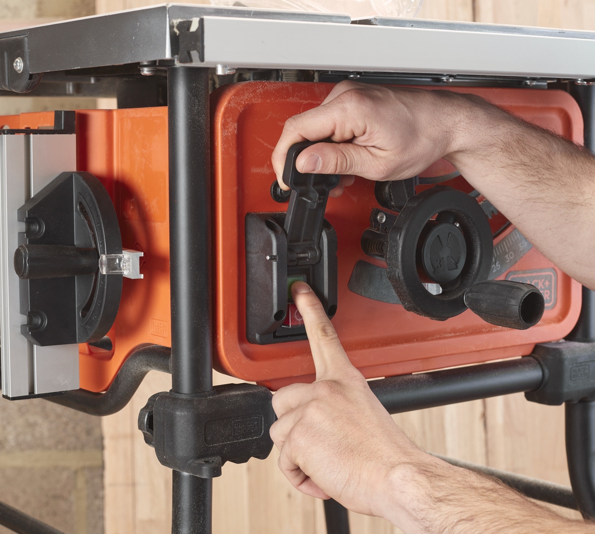 Black & Decker stolna ubodna pila 1800W, 254mm - BES720