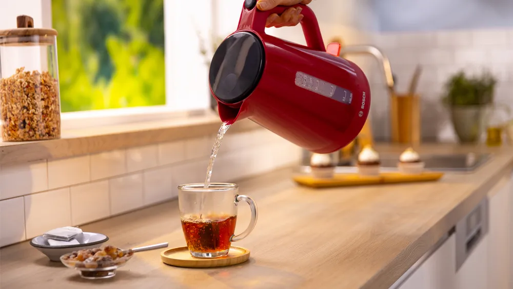 BOSCH kuhalo za vodu TWK1M124 MyMoment 1.7 lit.; 2400 W; Prekriveni grijač; Crvena