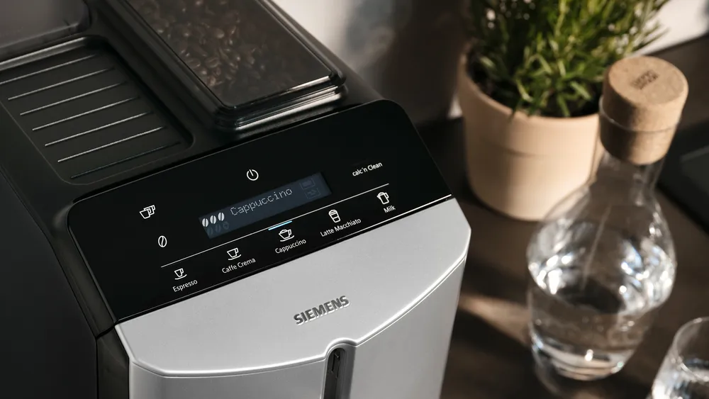 SIEMENS automatski kafe aparat TF303E01; EQ300; 15 Bara; Keramički mlin; Mlaznica za mlijeko za pjenjenje u šoljici; LCD display; coffeeDirect zaslon; iAroma sistem; srebrena