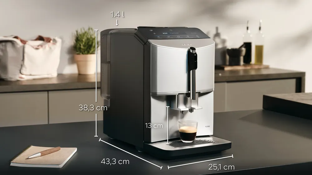 SIEMENS automatski kafe aparat TF303E01; EQ300; 15 Bara; Keramički mlin; Mlaznica za mlijeko za pjenjenje u šoljici; LCD display; coffeeDirect zaslon; iAroma sistem; srebrena
