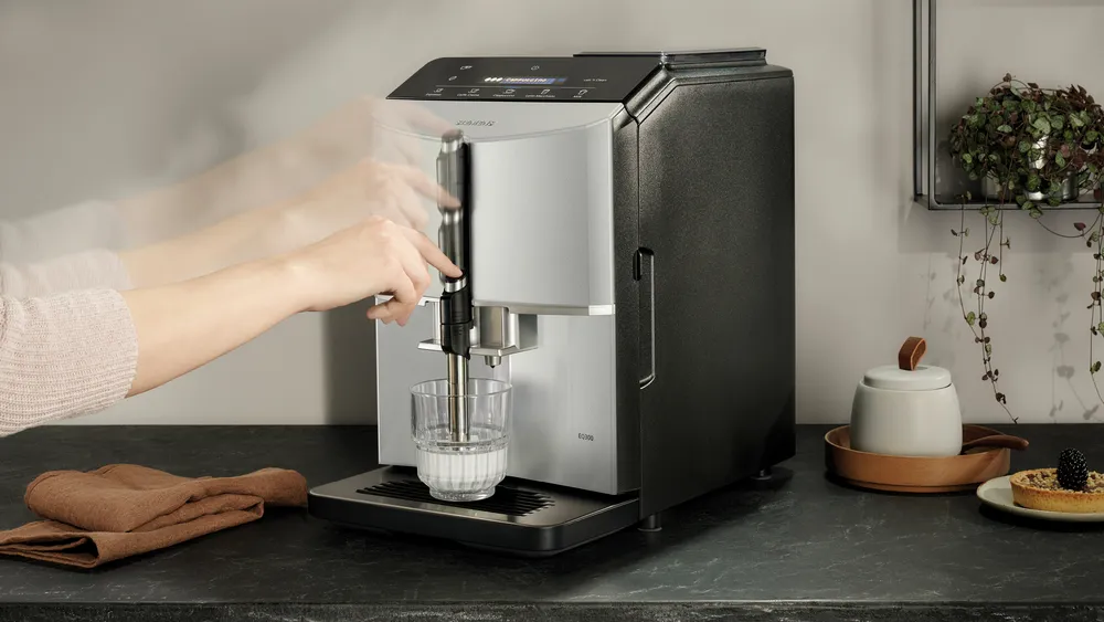 SIEMENS automatski kafe aparat TF303E01; EQ300; 15 Bara; Keramički mlin; Mlaznica za mlijeko za pjenjenje u šoljici; LCD display; coffeeDirect zaslon; iAroma sistem; srebrena
