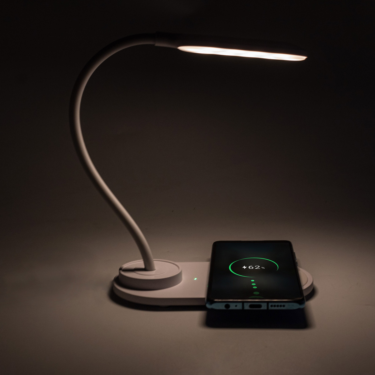 DENVER LED stolna lampa LQI-55 sa ugrađenim bežičnim QI punjačem za mobitel, WHITE