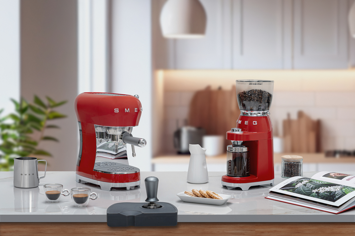 Smeg aparat za espresso kafu ECF02RDEU, crveni