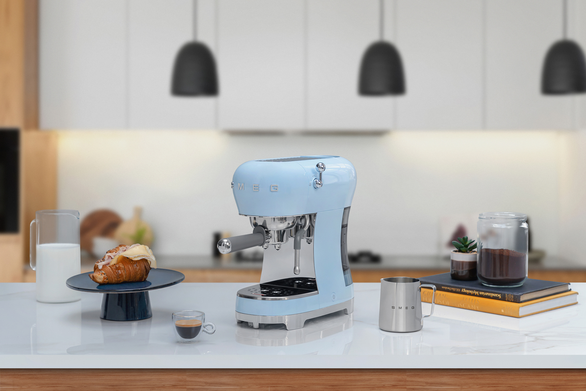Smeg aparat za espresso kafu ECF02PBEU, pastelno plavi