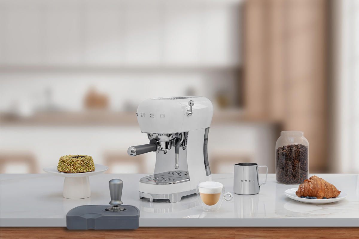 Smeg aparat za espresso kafu ECF02WHEU, bijeli