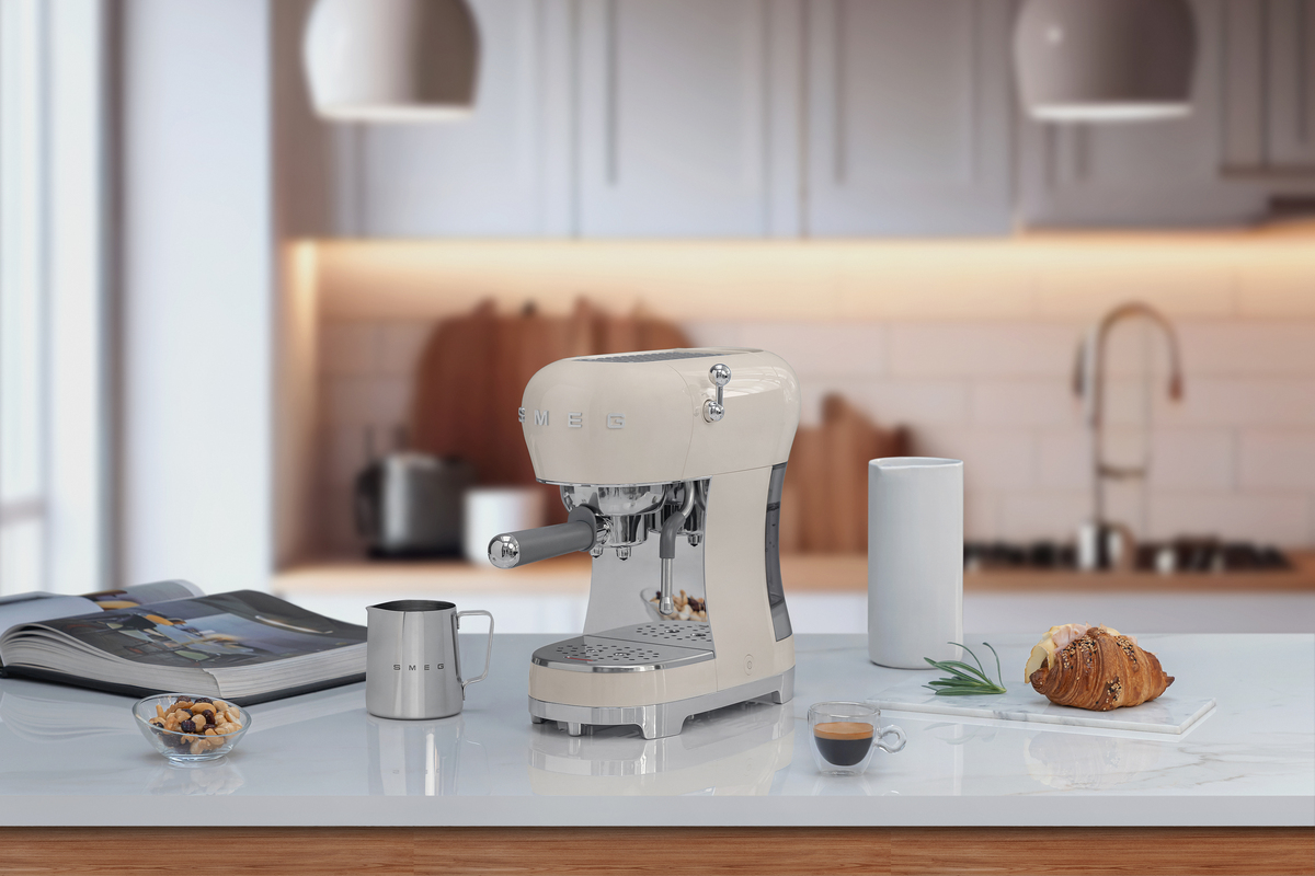 Smeg aparat za espresso kafu ECF02CREU, krem