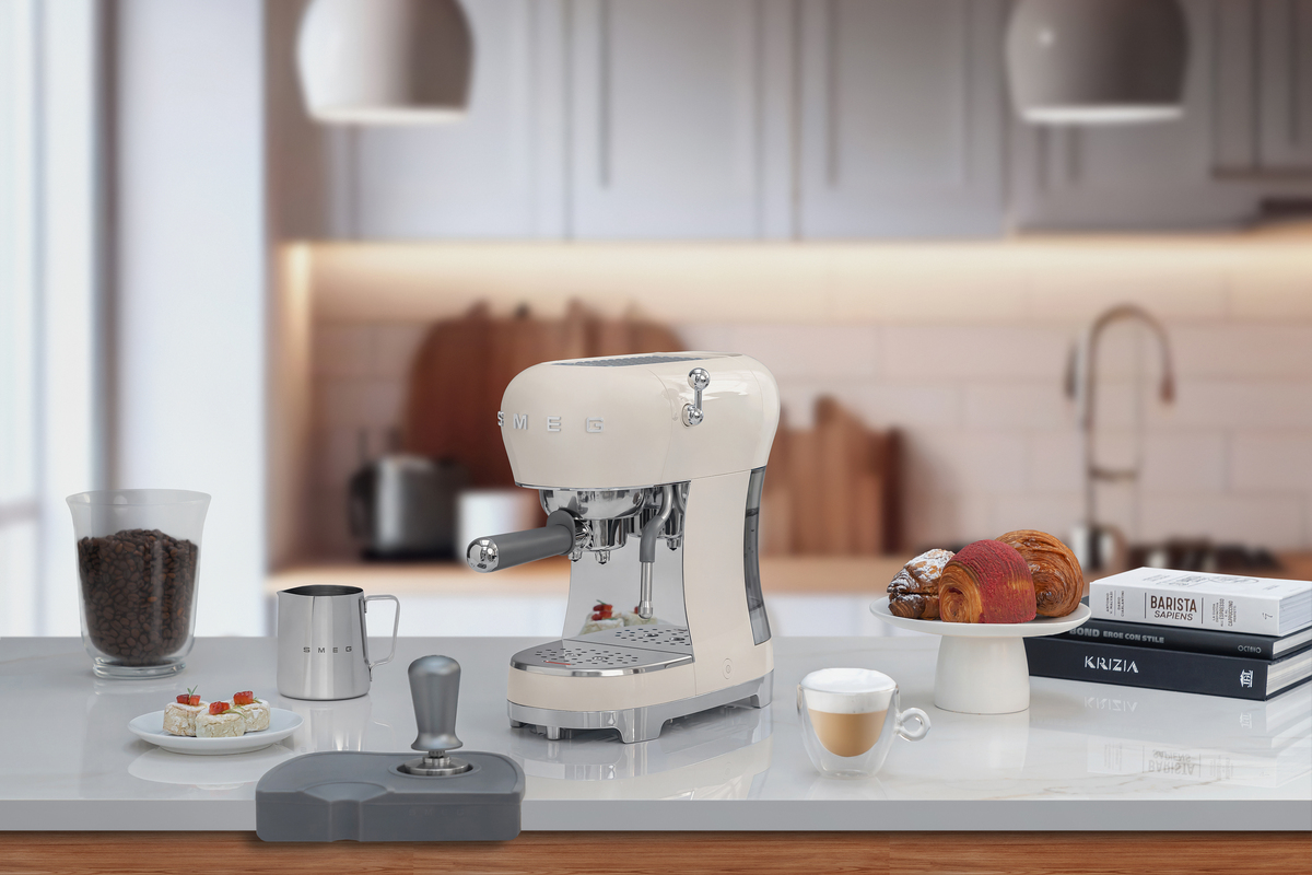 Smeg aparat za espresso kafu ECF02CREU, krem