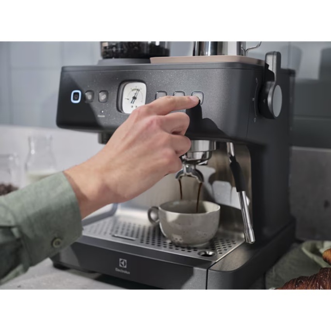 ELECTROLUX aparat za espresso kafu E8EC1-8BP, ručni