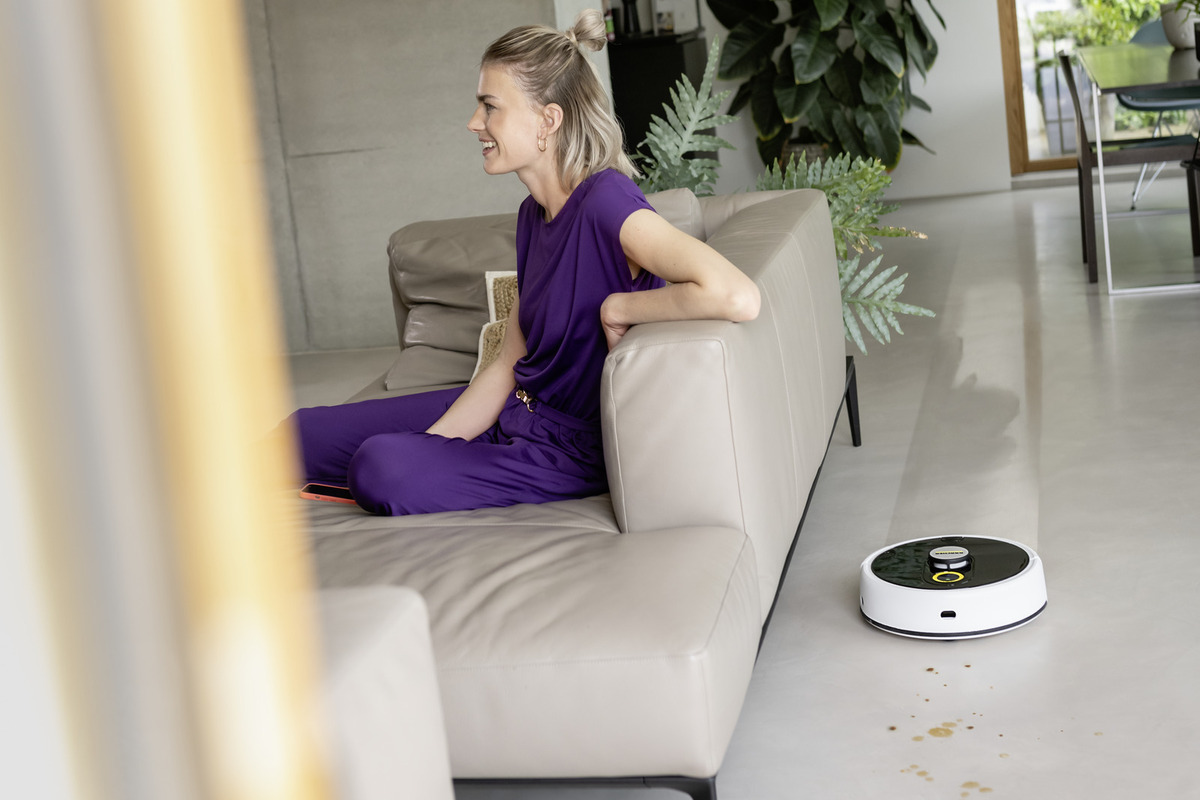 KARCHER robotski usisivač RCF 3 za usisavanje i brisanje podova