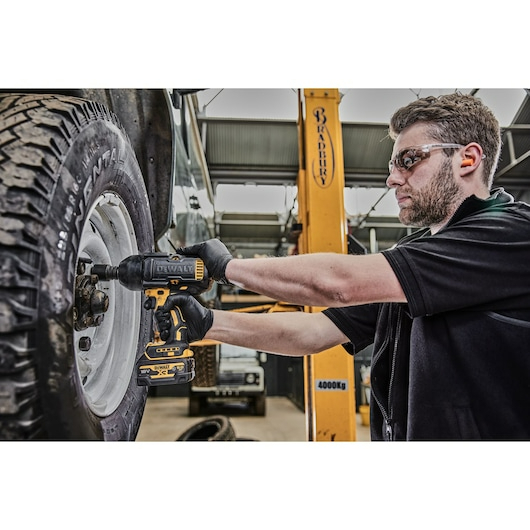 DEWALT akumulatorski udarni odvijač 18V, 1/2", 1396NM, 2x5Ah, uložak i punjač - DCF900P2G-QW
