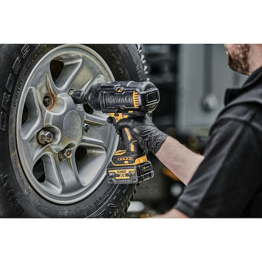 DEWALT akumulatorski udarni odvijač 18V, 1/2", 1396NM, 2x5Ah, uložak i punjač - DCF900P2G-QW