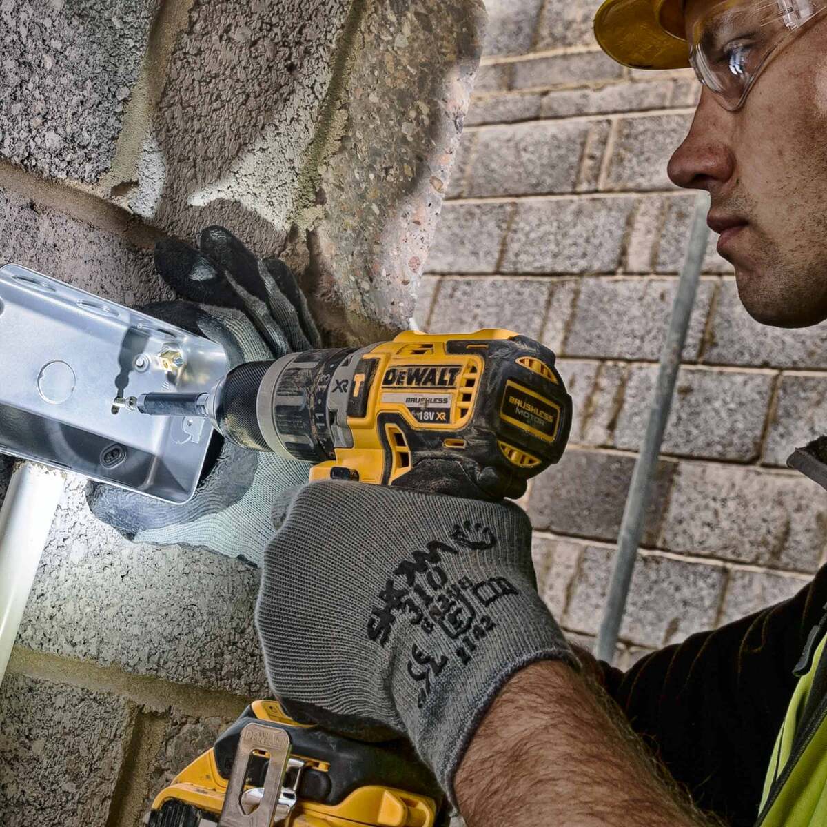 DEWALT akumulatorska udarna bušilica 18 V - 2 baterije 5 AH, punjač, kofer - DCD796P2