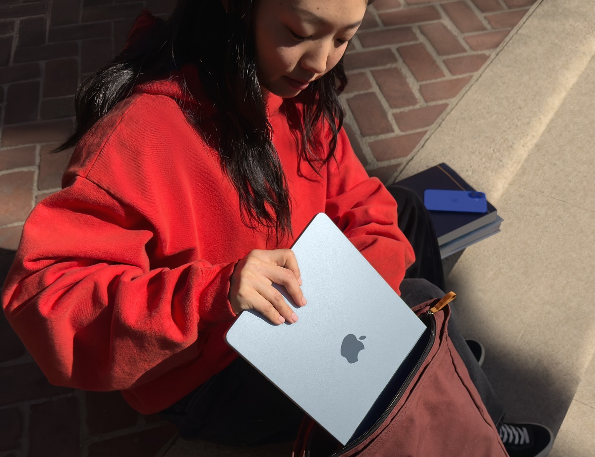 Apple MacBook Air, mdhk4cr/a, 13.6", M5, 10C GPU, 24GB RAM, 1TB SSD, Sky Blue, laptop