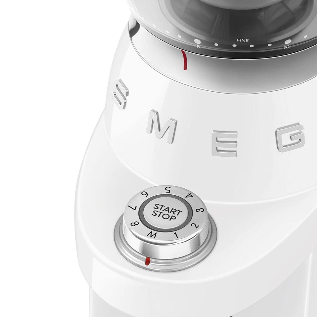 Smeg poluprofesionalni mlin za kafu CGF03WHEU, bijeli