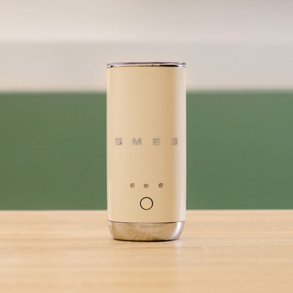 Smeg pjenilica za mlijeko MFF02CREU, krem
