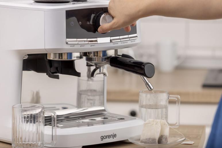 GORENJE aparat za kafu GSACM20W, 1550 W, 2.5 L, posuda za mlijeko 350 ml
