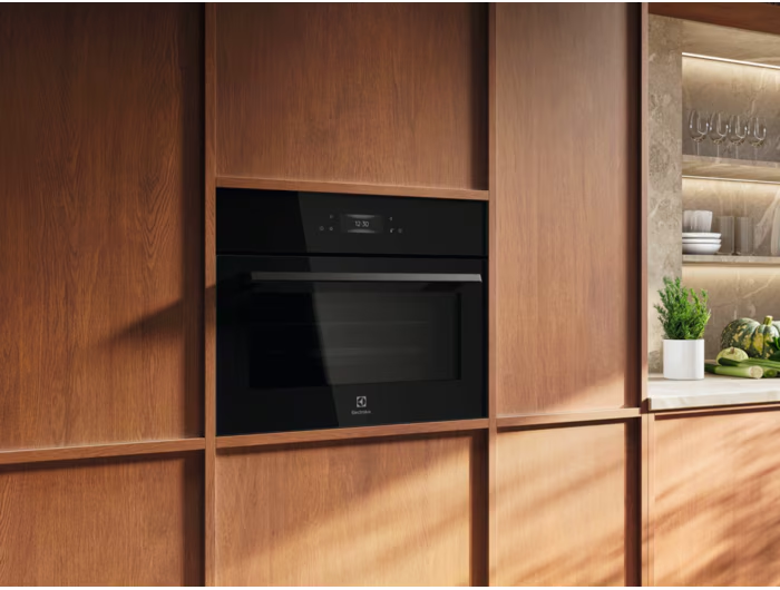 Electrolux pećnica sa mikrovalnom LVL8E09Z