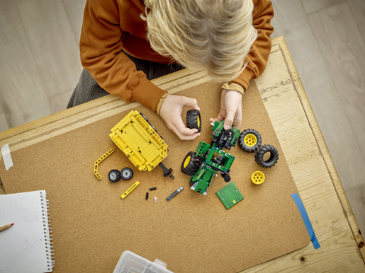 LEGO Technic John Deere 9620R 4WD Tractor 42136