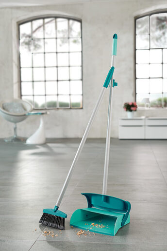 Leifheit set metla i lopatica sa automatskim zatvaranjem / 41405