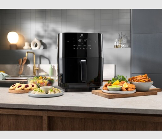 ELECTROLUX friteza na zrak + paru EAF7SB; Seria 800; 5,4 lit.; 1700 W; Crna