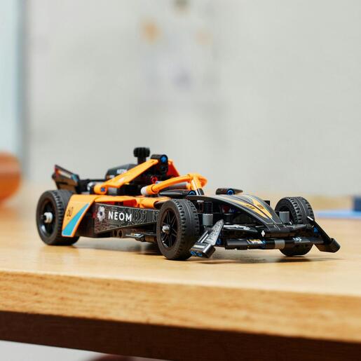 LEGO Trkaći automobil NEOM McLaren Formula E 42169