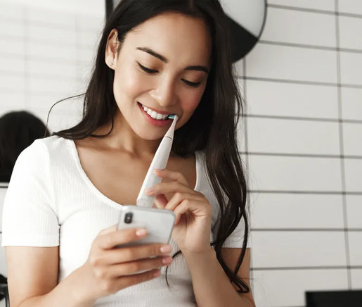 AENO SMART Sonic električna četkica DB1S: bijela, 4 moda+8 smart, bežično punjenje; 3 glave; putna torbica; 46000 rpm, 90 dana bez punjenja; IPX7