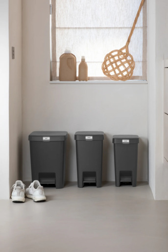 Brabantia Stepup Pedal kanta za smeće 16l, tamno siva 800306