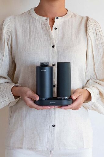 Brabantia SinkStyle  kuhinjski set dozatora s podloškom, tamnosiva 227943