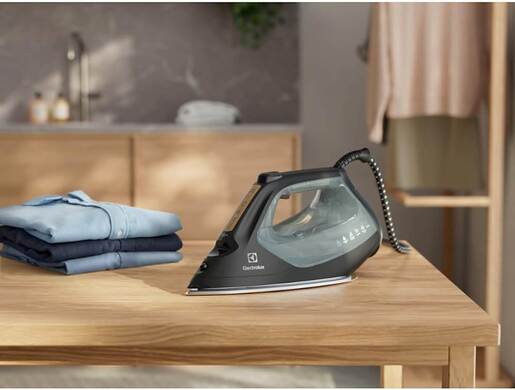 ELECTROLUX pegla na paru E8SI2-8OG