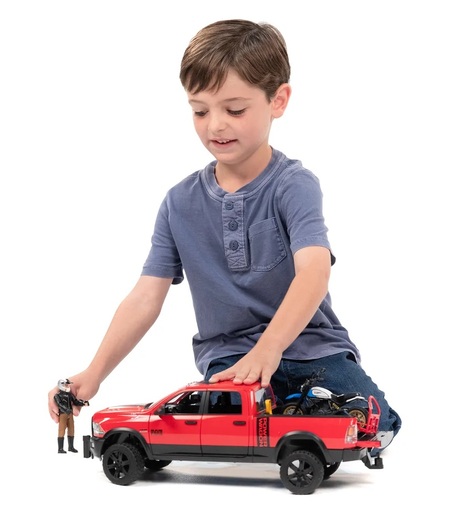 Bruder RAM 2500 s motorom i vozačem 2502