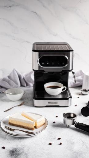 HISENSE aparat za espresso kafu HESCM15DBK, zapremina posude 1,5 L, mljevena kafa, 15 bar