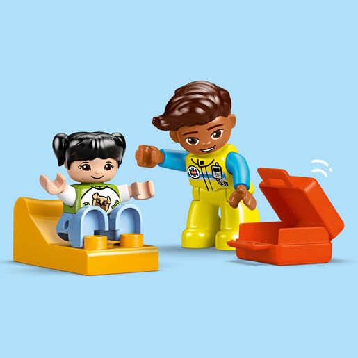 LEGO® DUPLO Town Vozilo hitne pomoći i vozač 10447