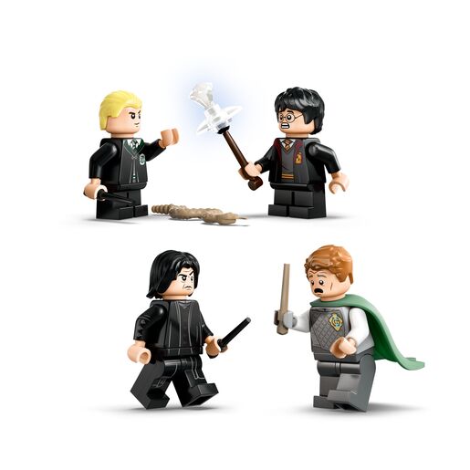 LEGO® Harry Potter TM Dvorac Hogwarts™: dvoboj 76441