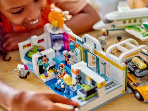LEGO Avion i zračna luka u Heartlakeu 42656