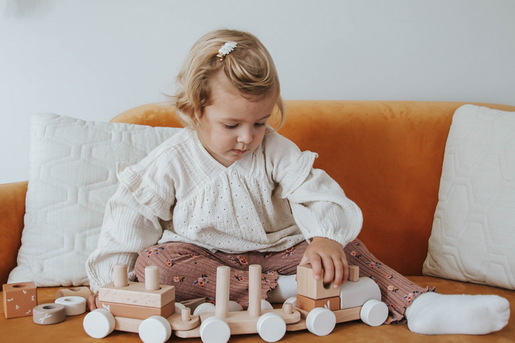 Label Label Drveni didaktički vozić za slaganje - Nougat