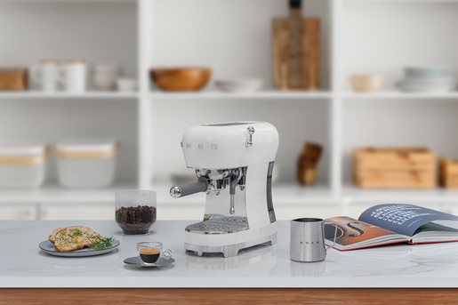 Smeg aparat za espresso kafu ECF02WHEU, bijeli