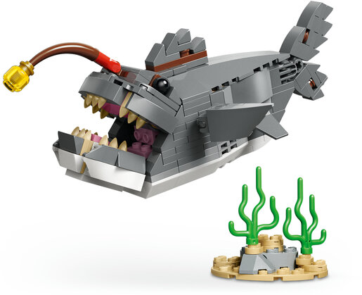 LEGO® Creator Opasni morski pas i škrinja s blagom 31381