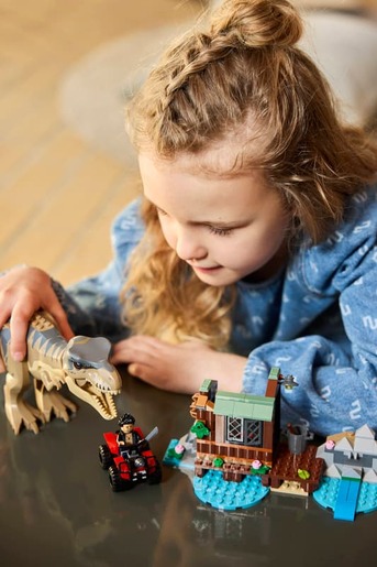 LEGO® Jurassic World T. rex bjekstvo od rijeke 76975