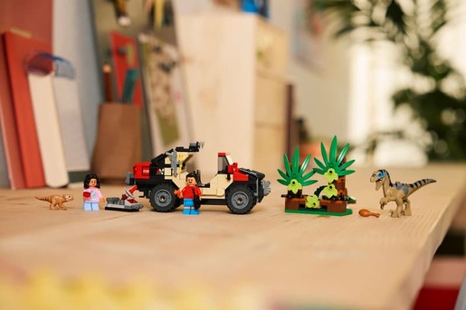 LEGO® Jurassic World Bjekstvo raptora terencem 76972