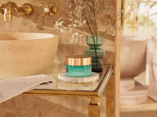 RITUALS The Ritual Of Karma Body Scrub piling za tijelo sa soli – lotos i bijeli čaj 300g