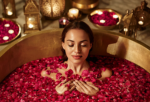 RITUALS The Ritual Of Ayurveda Body Scrub piling za tijelo – badem i ruža 300ml