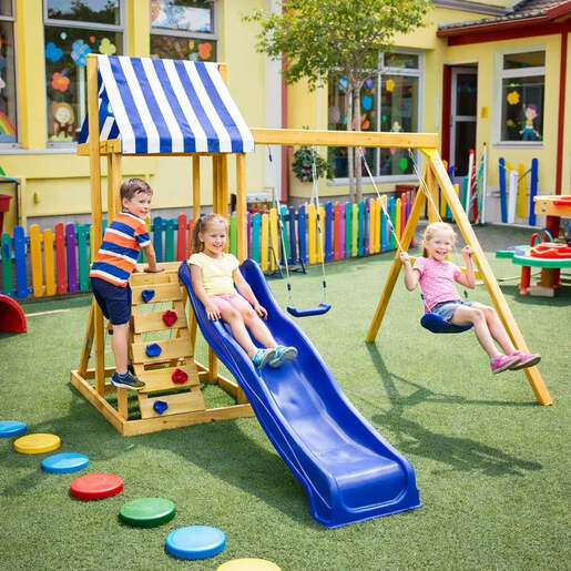 KINDER HOME Dječiji drveni set za igru na otvorenom 4 u 1 – tobogan 1,8 m, 2 ljuljaške, penjalica i mreža od konopaca, 308×318×244 cm SG3A
