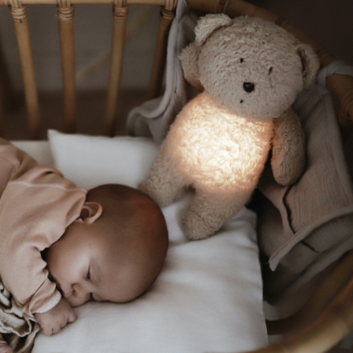 Moonie Organic Grey plišani medo za uspavljivanje sa zvukovima i noćnom lampicom