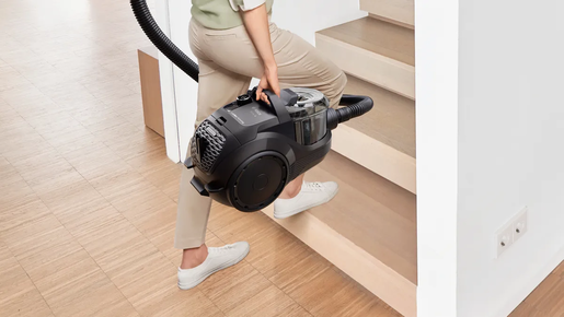 BOSCH usisavač BGC21X300; bez vrećice; 550 W; Serie 4; Crna OŠTEĆENO - RASPRODAJA