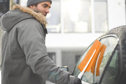 FISKARS strugač leda sa četkom za autostakla 670mm