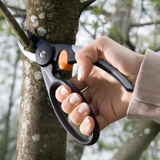 FISKARS škare vrtne mimoilazne 201 mm P44