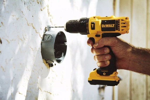 DEWALT akumulatorska udarna bušilica, 2 akumulatora , punjač, kofer - DCD716D2