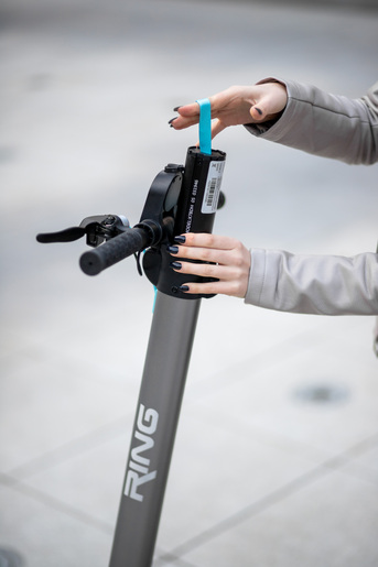 RING električni romobil RX8 silver, izmjenjiva baterija