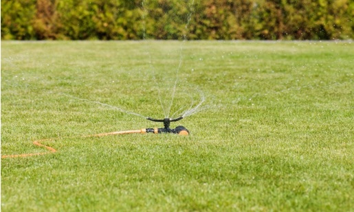 FISKARS okretna prskalica s kotačićima